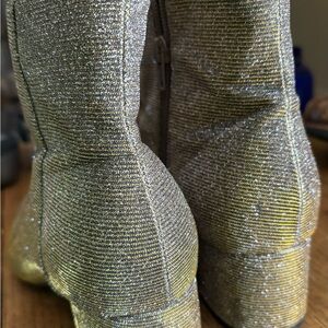 Unisa gold/bronze color changing boots. Nwots 9
